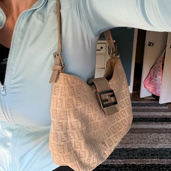 Fendi Baguette - Picture 5 of 9